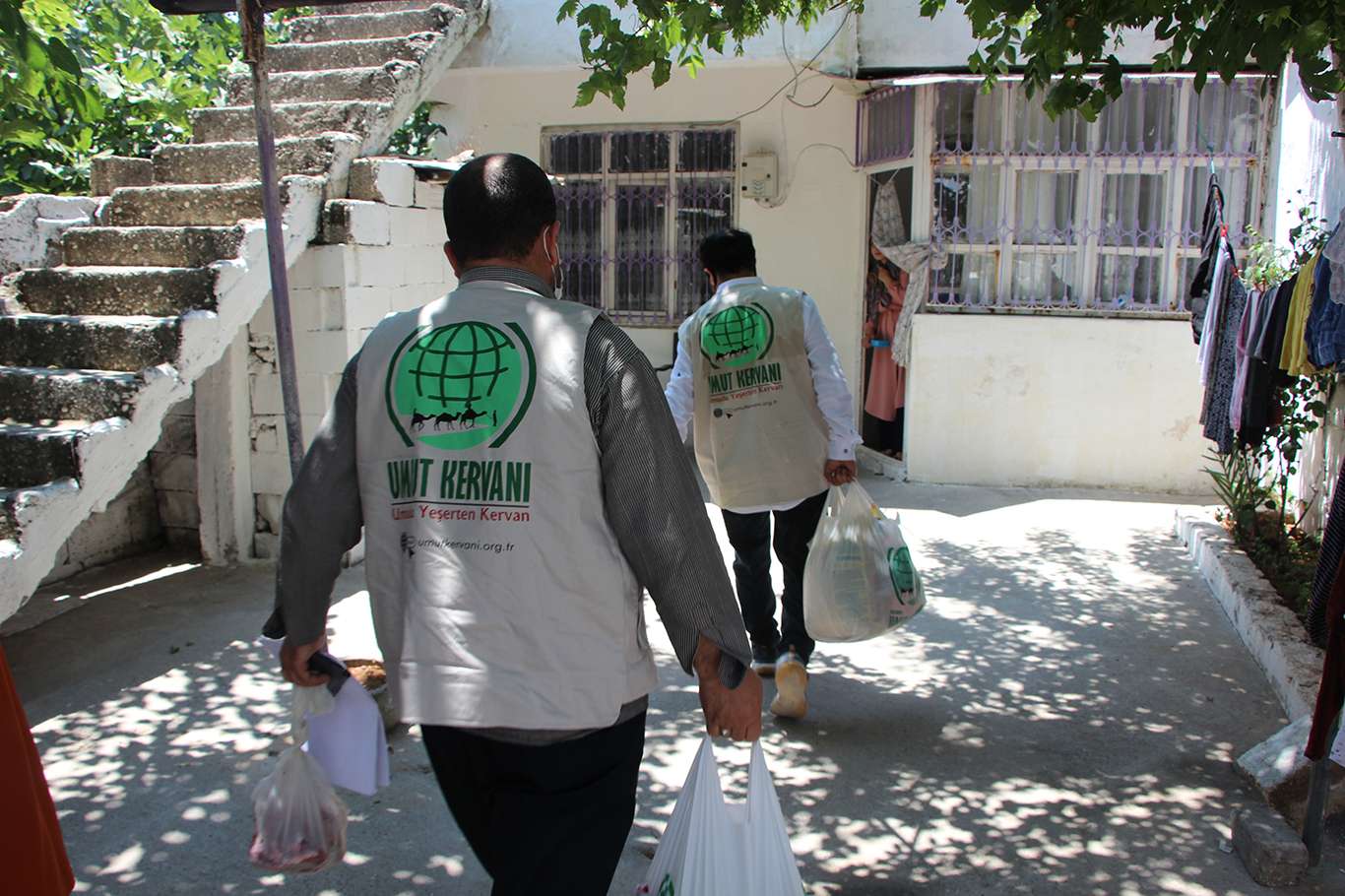 Umut Kervanı Adıyaman'da ihtiyaç sahibi ailelere et, gıda ve temizlik malzemesi dağıttı
